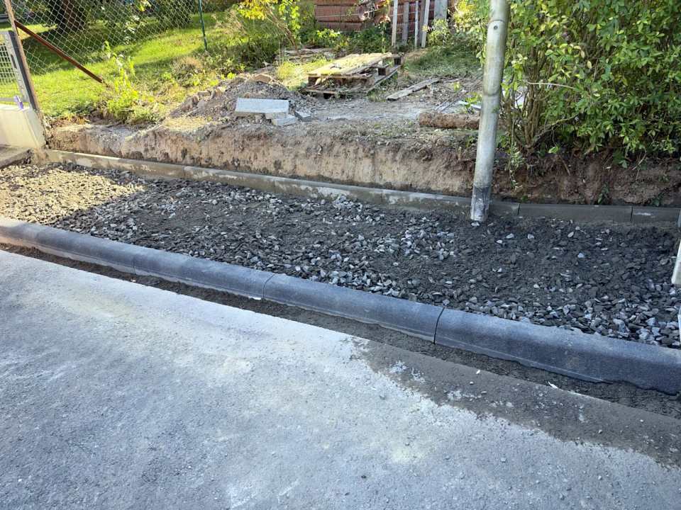 Neu gesetzte Rundbordsteine und Tiefbord auf Betonrückenstütze mit Schottertragschicht in Kassel