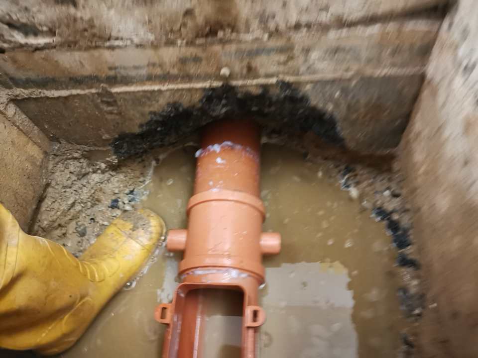 Reparaturstück in der Abwasserleitung