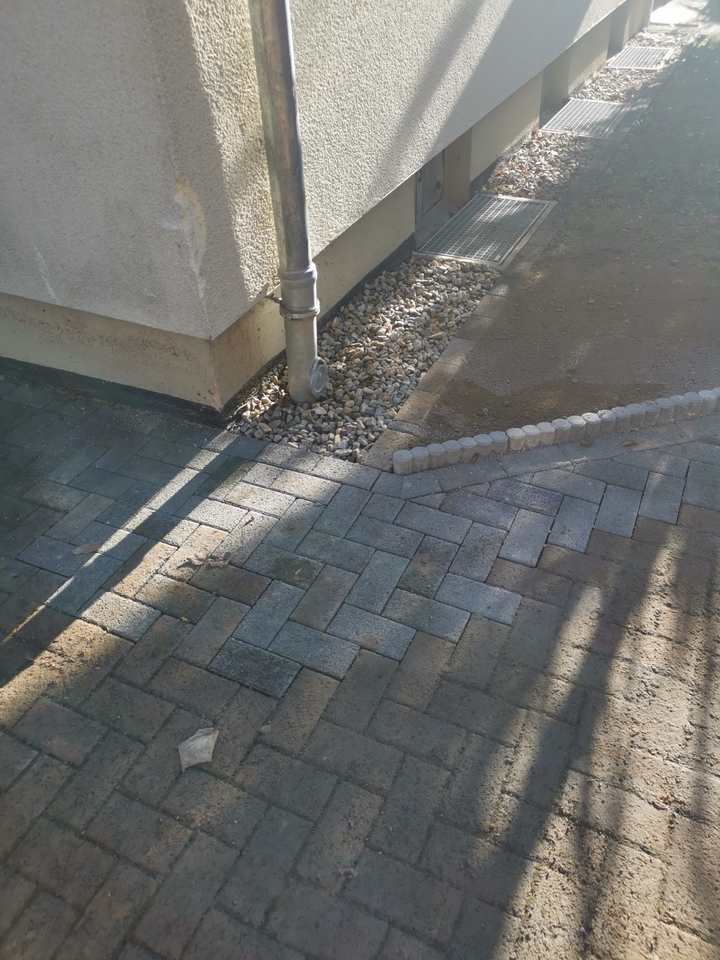 Alte Abwasser- und Regenwasserleitungen im Keller eines Mehrfamilienhauses in Kassel vor der Sanierung