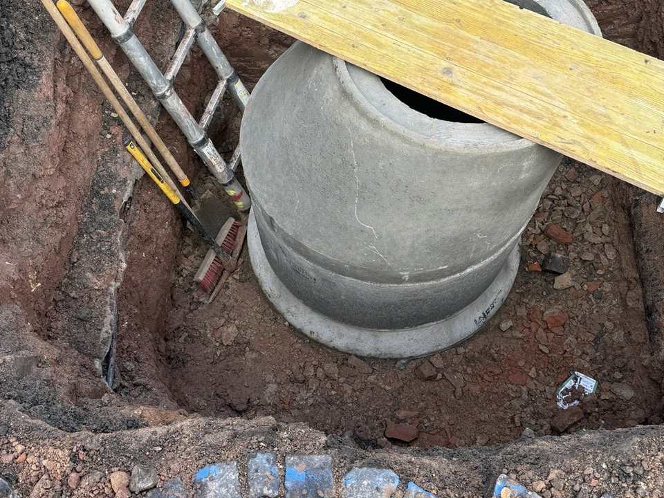 Neues Schachtbauwerk aus Betonfertigteilen in einer geöffneten Baugrube in Kassel