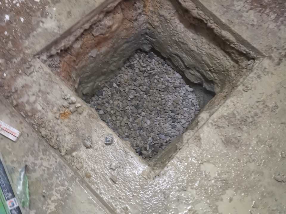 Ausgehobene Pumpensumpfgrube