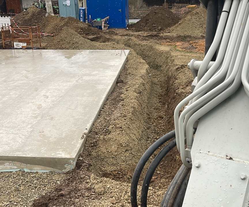 Übergabeschacht für Abwasser und Regenwasser während der Tiefbauarbeiten in Calden