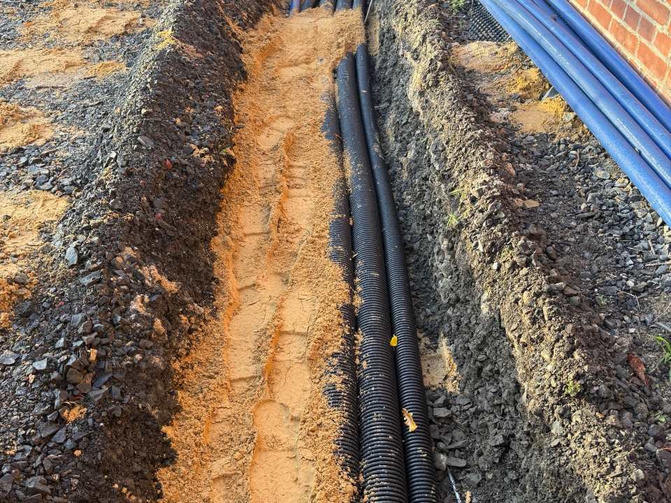Leerrohre unterschiedlicher Größen in einem Rohrgraben am Pumpenwerk in Kassel