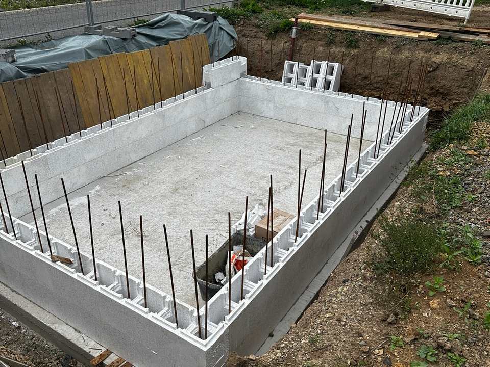 Poolrohbau aus Schalungssteinen mit Bewehrung auf der Bodenplatte