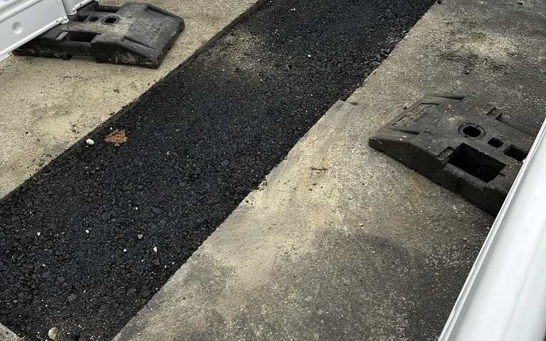 Asphaltreparatur am DEZ Kassel mit Wintermischgut und Heißasphalt