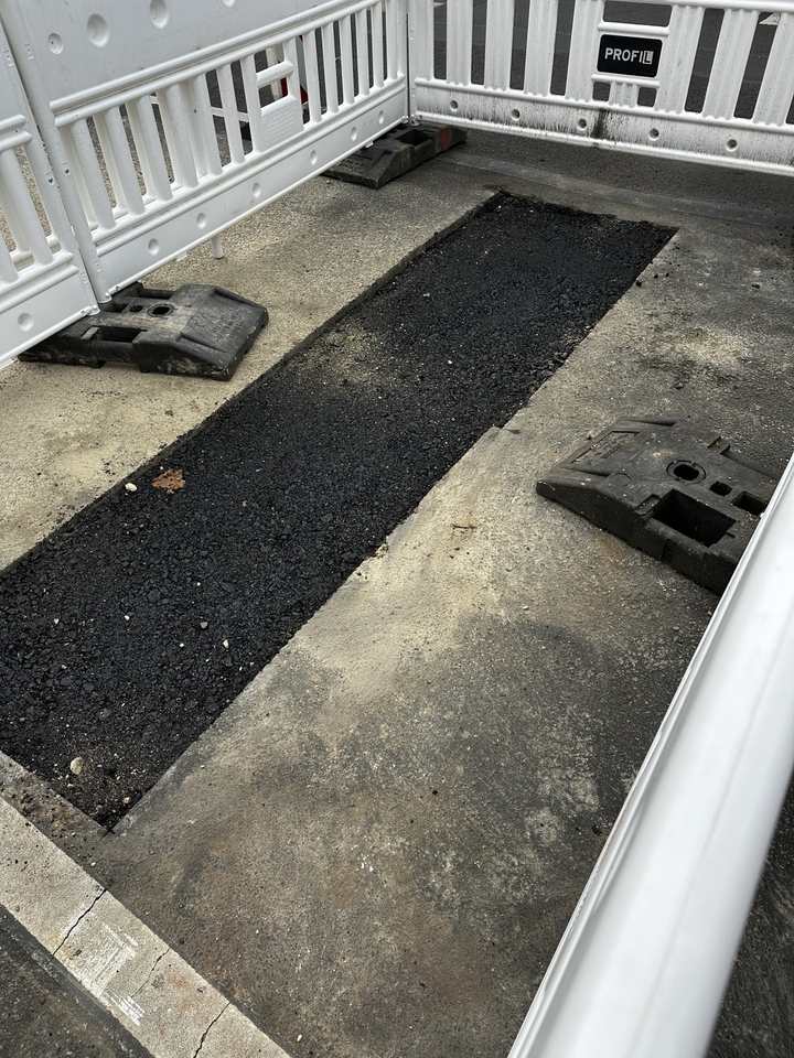 Asphaltreparatur am DEZ Kassel mit Wintermischgut und Heißasphalt