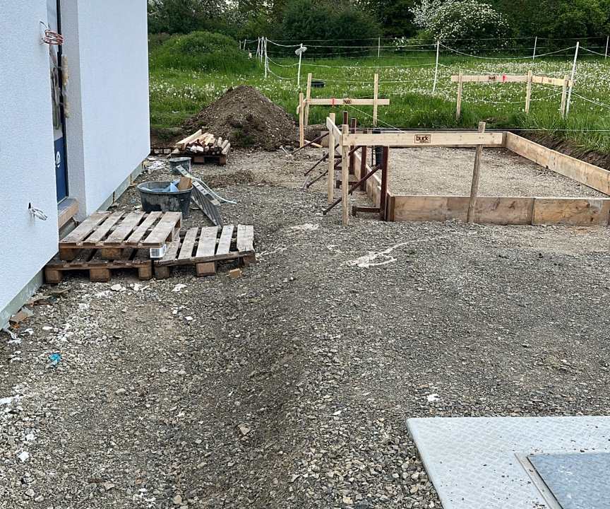 Vorbereitung des Untergrunds für das Betonfundament einer Einzelgarage in Calden