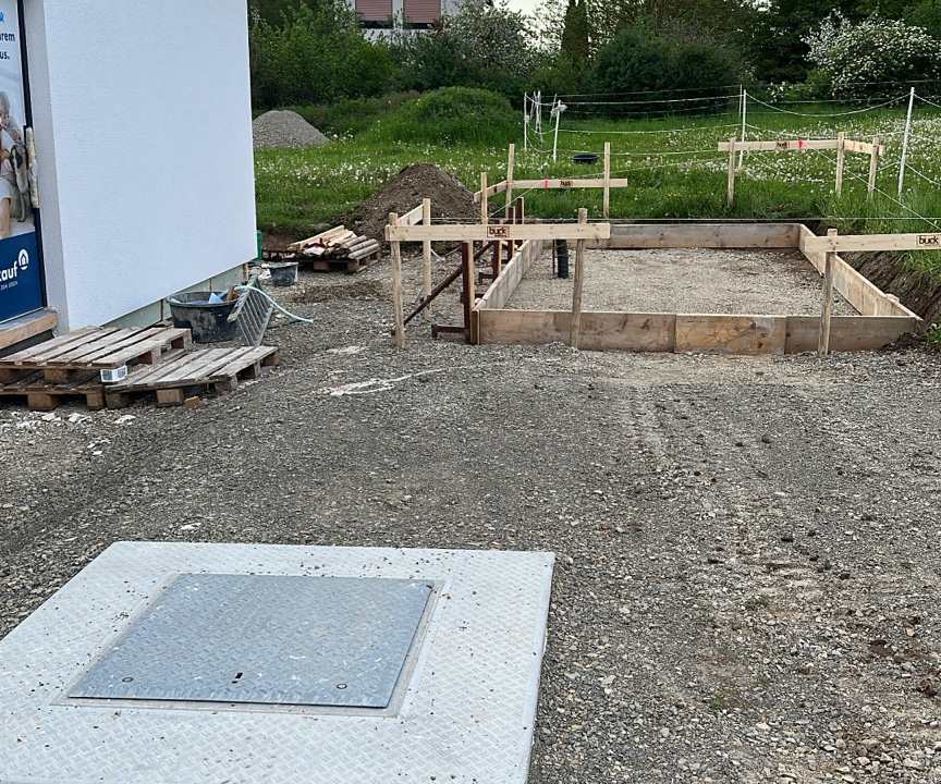 Geschalte Fundamentfläche für eine Einzelgarage mit vorbereitetem Unterbau