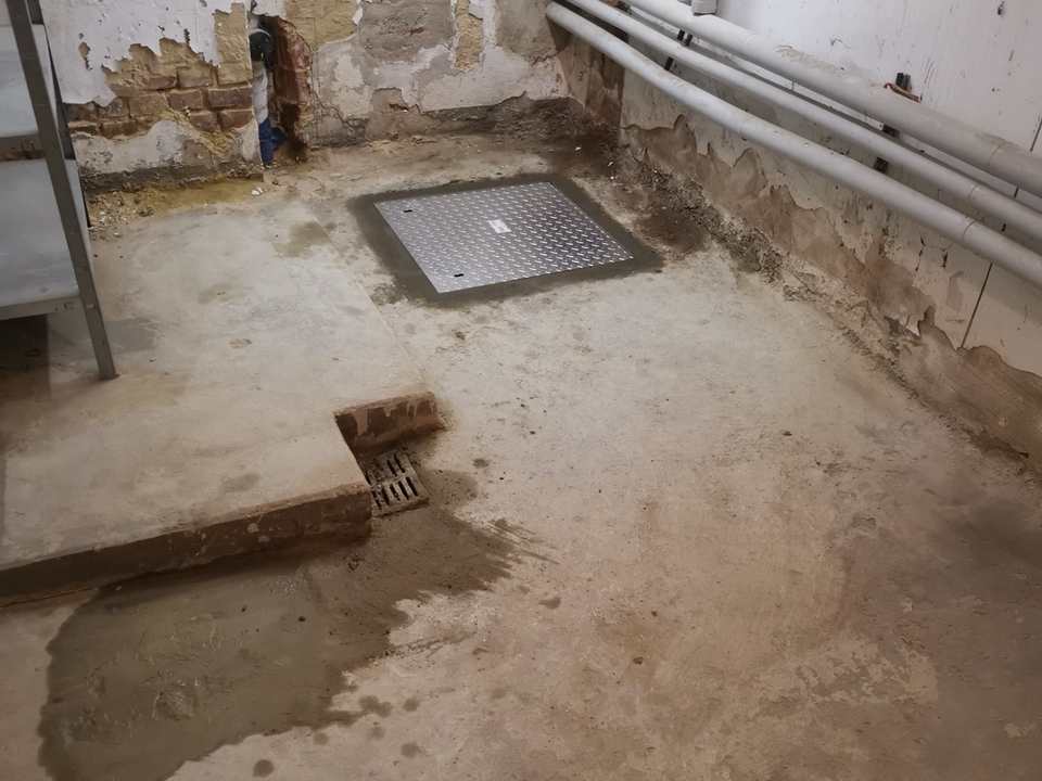 Sanierter Kellerraum mit Schachtabdeckung