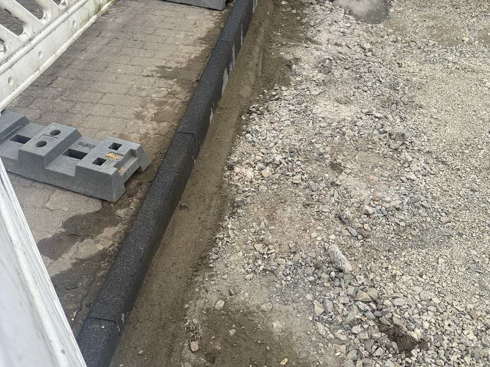 Fertig erneuerte Bordsteinanlage an der Einfahrt