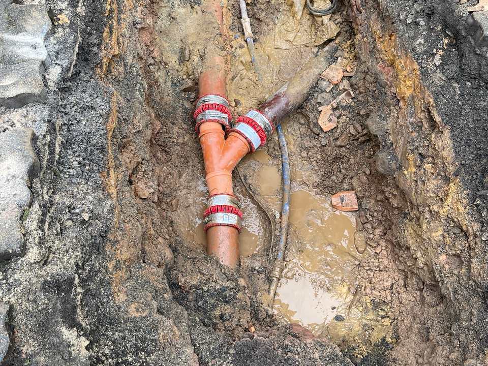 Erneuerte Abwasserleitung mit Kupplungen