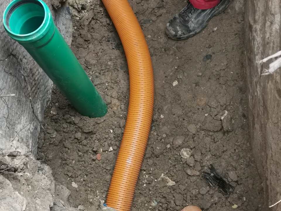 Rückbau beschädigter Abwasser- und Regenwasserleitungen im Keller eines Mehrfamilienhauses in Kassel