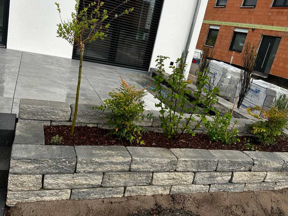 Fertiger Pflanzbereich mit Natursteinmauer