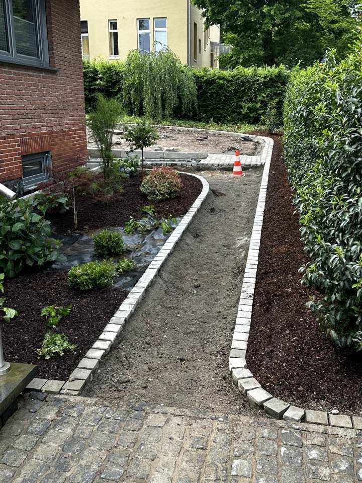 Gartenanlage Weg Einfassung als Header für die Website