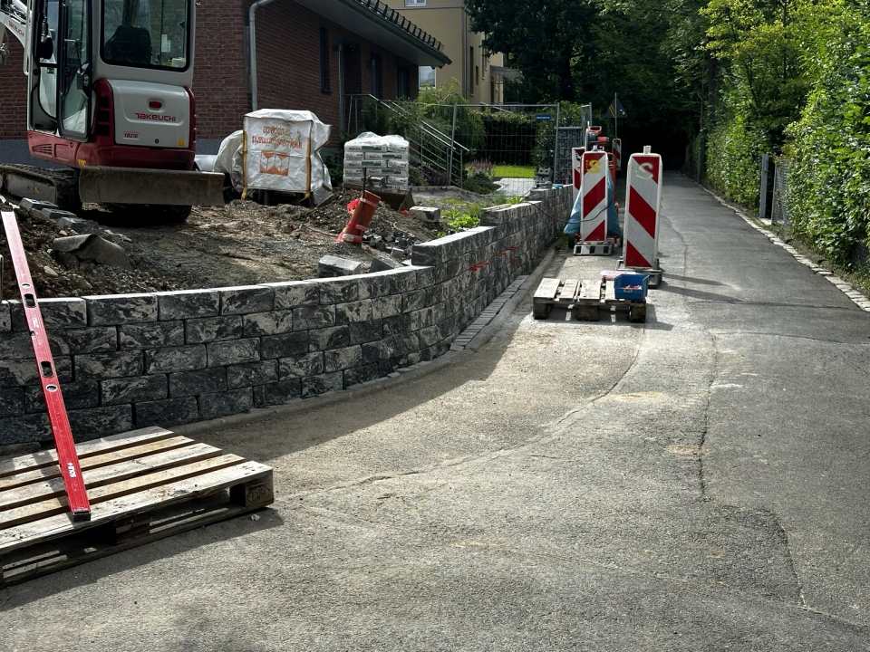 Naturstein Stuetzwand Baustelle als Header für die Website
