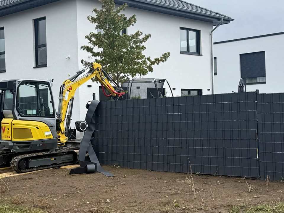 Minibagger Einsatz Grundstueck als Galeriebild für die Website