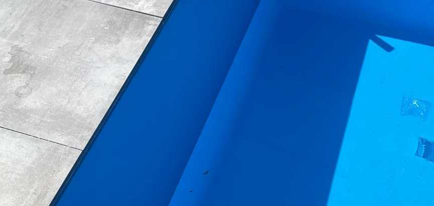 Poolbau Beckenrand Keramikplatten als Header für die Website