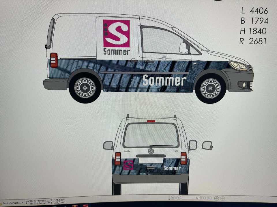 Grafischer Entwurf eines weißen VW Caddy mit Sommer-Logo und dunkler Teilfolierung in Seiten- und Heckansicht