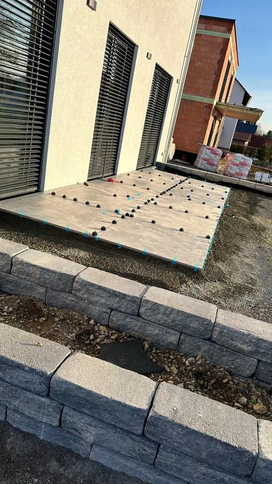Terrassenbau Grossformatplatten als Header für die Website