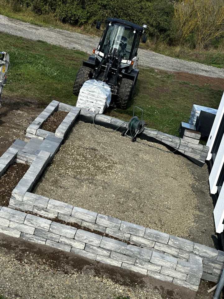 Aussenanlage Stuetzwand Beete als Header für die Website