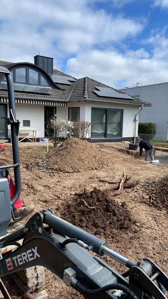 Erdarbeiten Wohnhaus Minibagger als Header für die Website